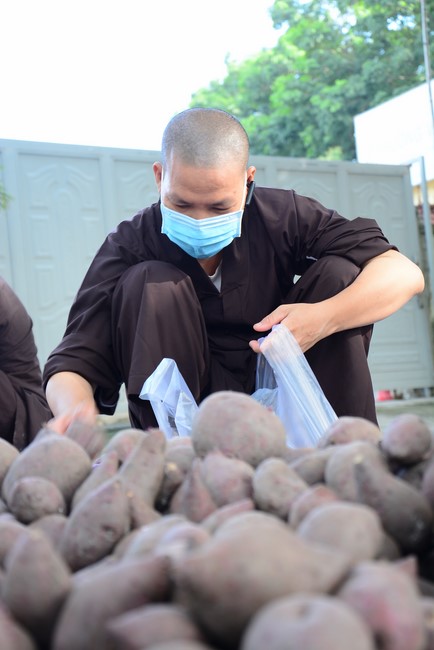 Continuing to support people in need in the Covid-19 pandemic of Hoang Phap Pagoda (series 2)